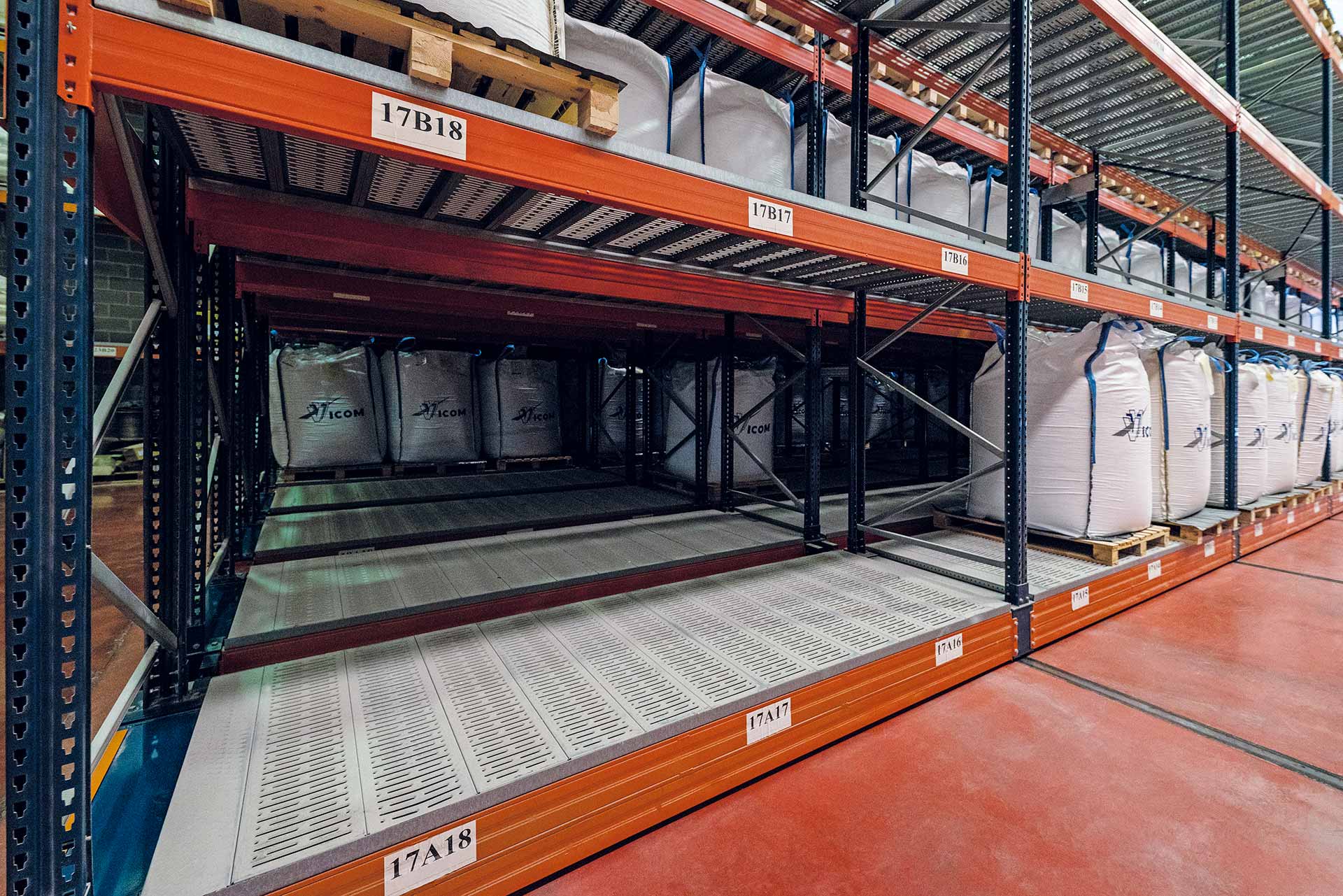 The mobile pallet racks can include different shelf panels for loads: e.g. metal or grate, among others