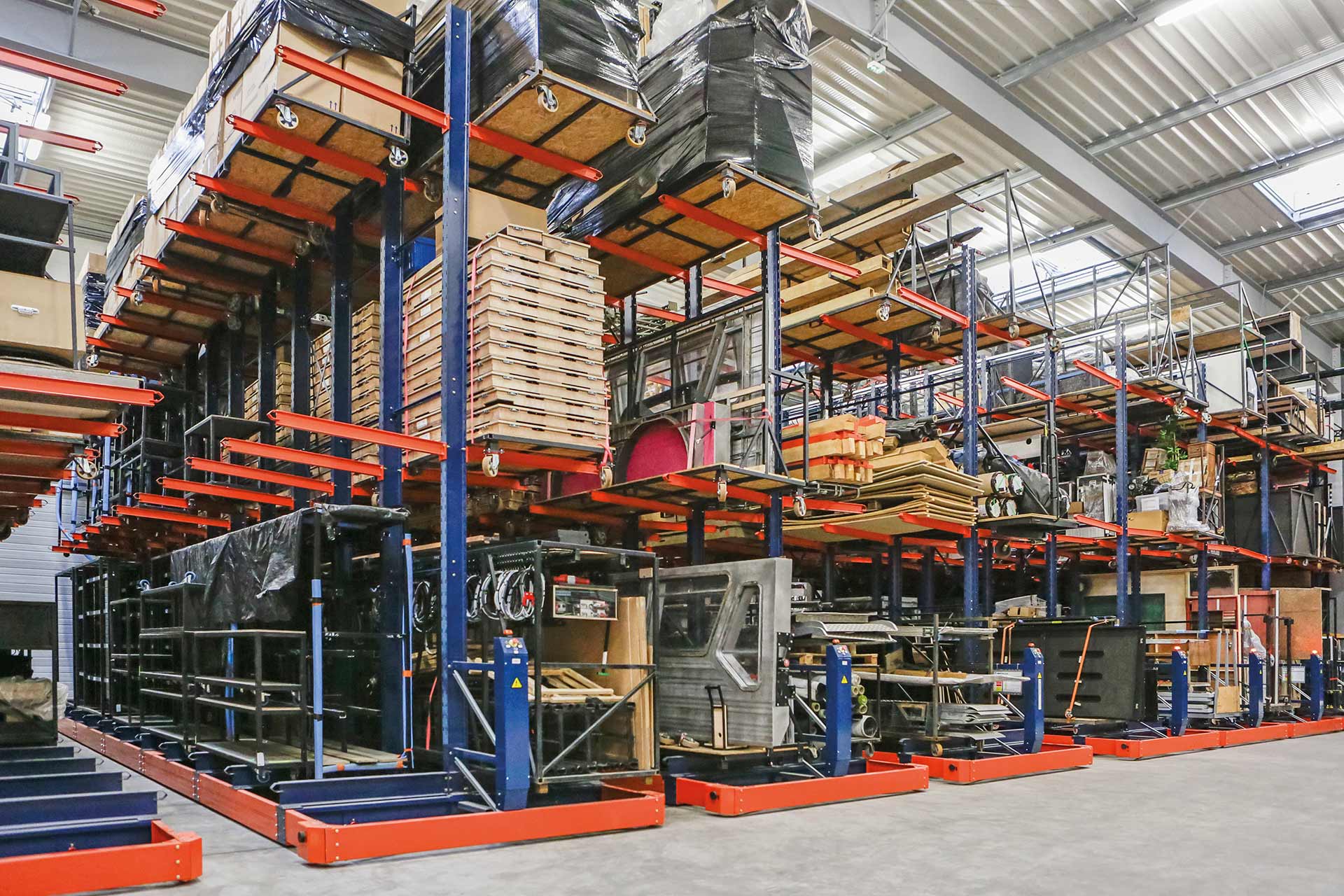 The Movirack system can be combined with cantilever racks to store irregular-shaped goods such as tubes or metal sheeting