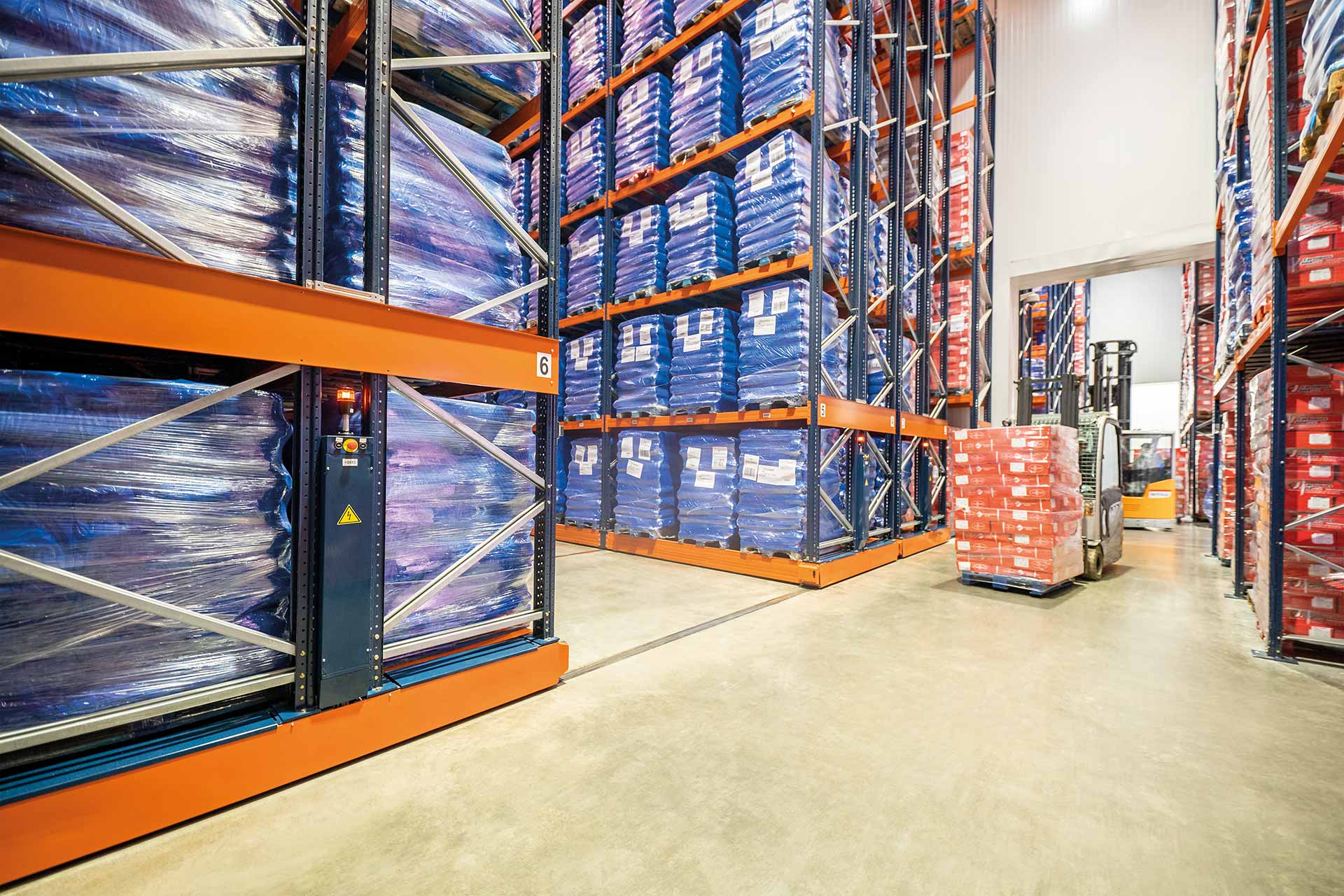 The Movirack mobile pallet rack system can be combined with pallet racking according to the demands of each warehouse