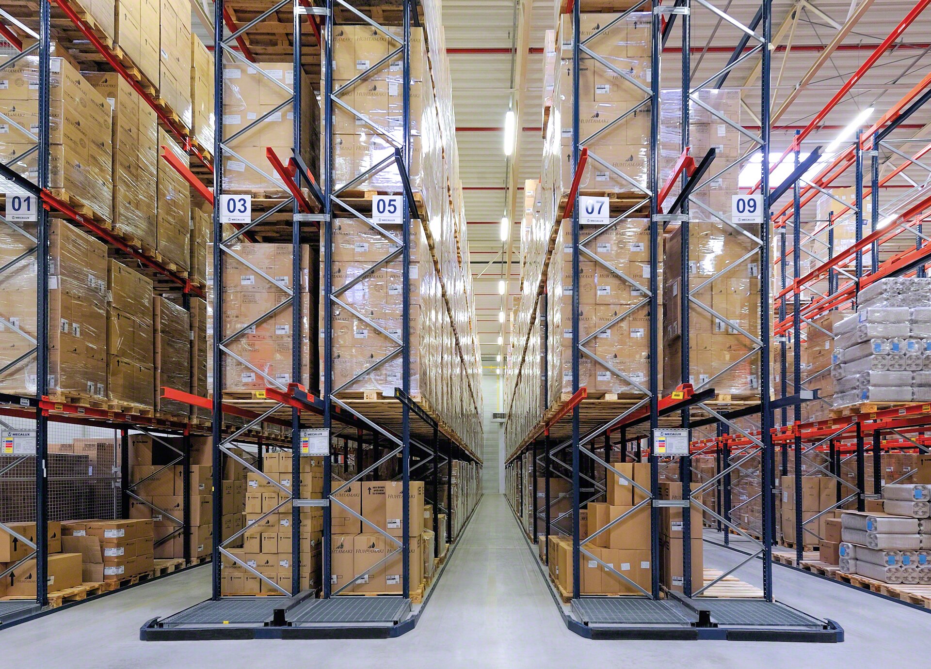 Guided system installed in narrow aisles to use with very narrow aisle forklifts