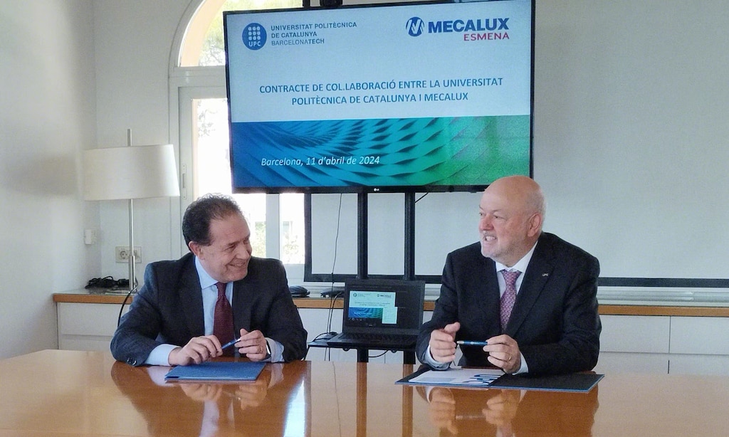Mecalux CEO Javier Carrillo and UPC Rector Daniel Crespo during the signing of the agreement on April 11 in the Talaia Room of UPC’s rectorate in Barcelona