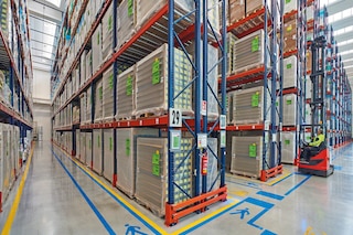 Floor markings in the working aisles enhance safety in facilities with metal pallet racks