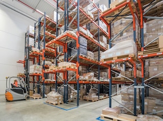 Consoles, located on the ends of the racking units, streamline the flow of goods