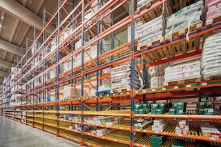 Pallet racking combined with live storage for picking on the lower levels