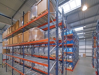 Mesh shelves are placed directly on the pallet rack beams Mesh shelves are placed directly on the pallet rack beams