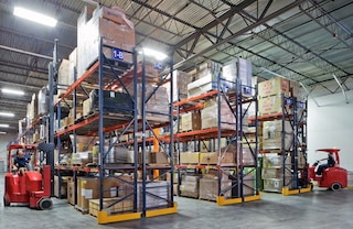 Low-bay warehouse with pallet storage racks