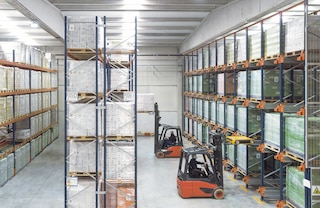 The Pallet Shuttle racking system can be combined with adjustable pallet racking