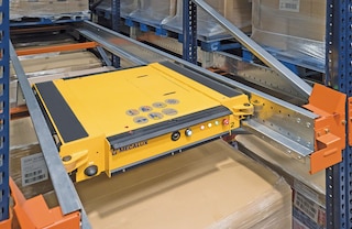 The Pallet Shuttle car runs inside the racking storage lanes by means of support rails