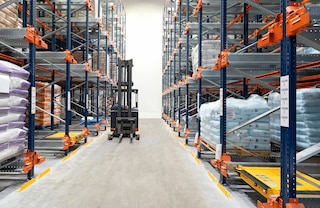 The Pallet Shuttle storage system is an ideal solution for cold-storage warehouses, as it reduces the surface area to be cooled