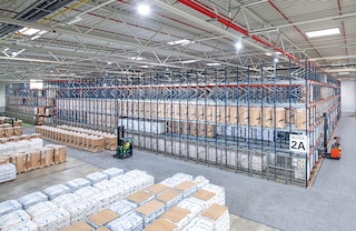 The Pallet Shuttle is a high-density storage system that maximizes the available surface area