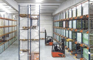 The Pallet Shuttle racking system can be combined with selective pallet racking
