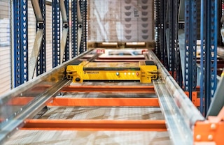 The shuttle racking system automates the storage and retrieval of pallets in deep lanes