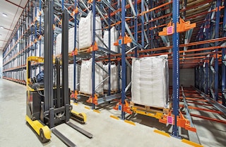 The shuttle racks allow for the storage of big bags