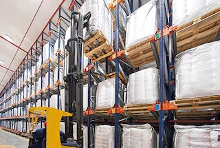 To retrieve pallets, the operation is reversed