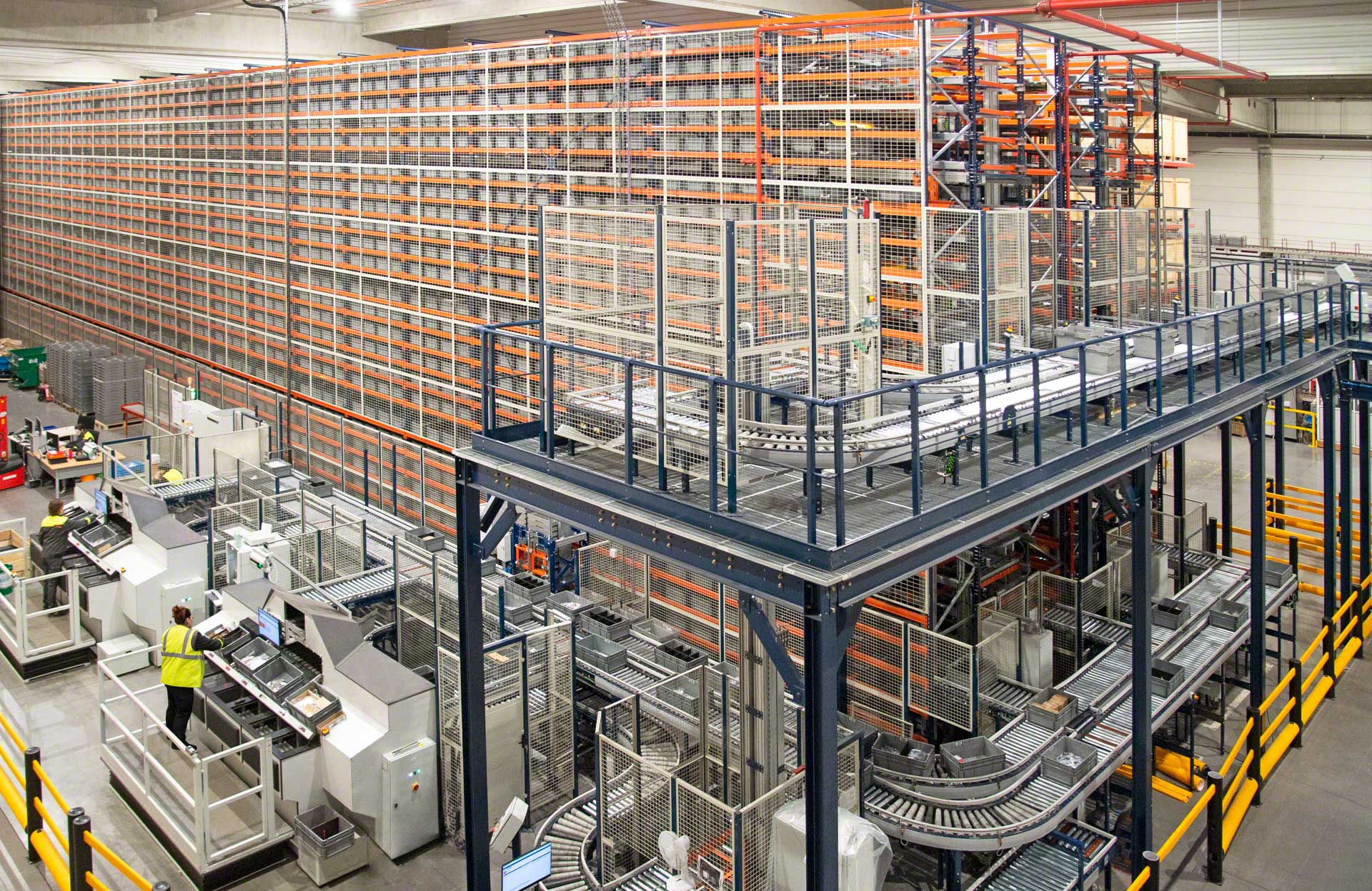 Our high-performance pick station facilitates large-scale order picking