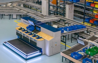 Our high-performance pick station facilitates large-scale order picking