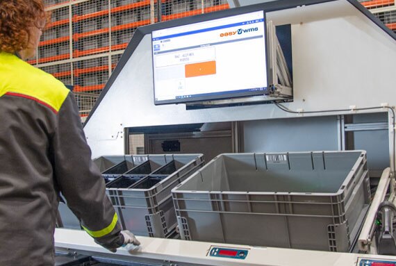 The operator consults the instructions of the Easy WMS warehouse management system
