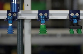 The robot can switch vacuum grippers to adapt the gripping device to the characteristics of the item to be handled