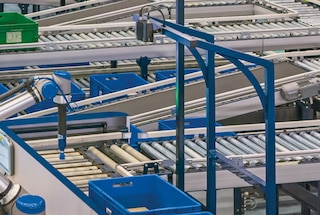 The picking robot’s vision software identifies the product to pick and calculates how to do this