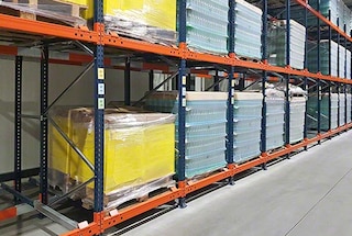 A push-back pallet rack facilitates batch storage