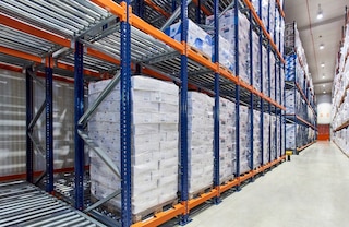 Push-back pallet racking can be configured with rollers instead of carts and rails