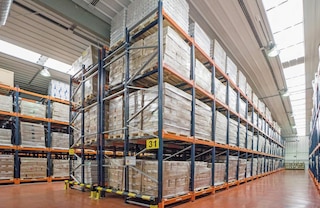 Push-back pallet racking enables pallet storage by accumulation