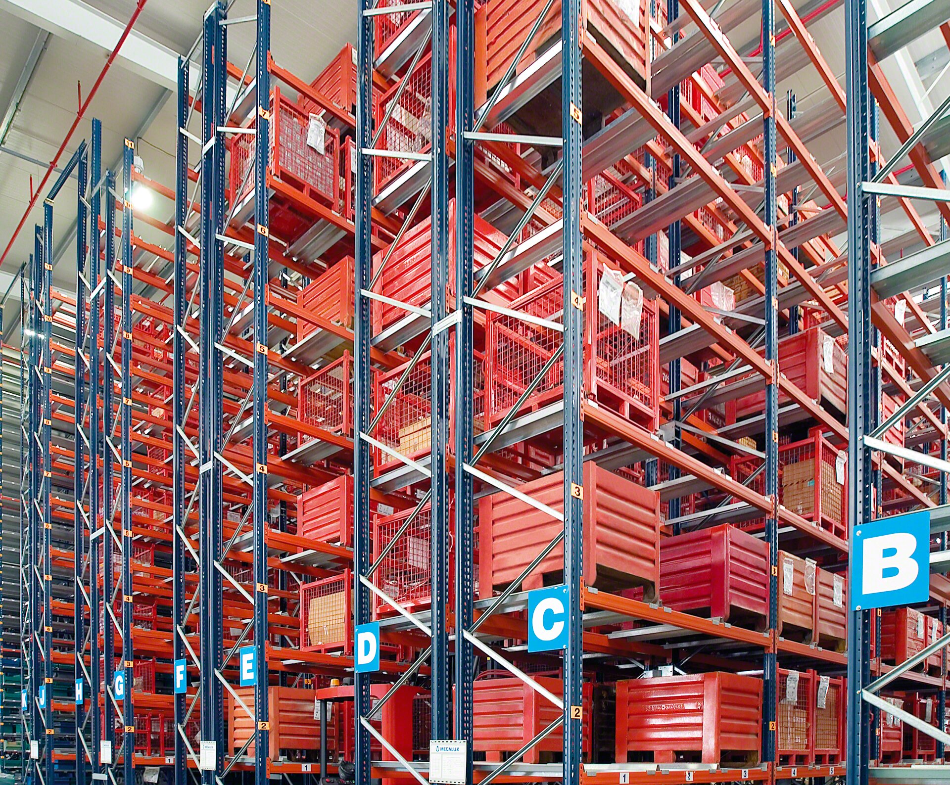 Special crossties used to store containers in selective pallet rack