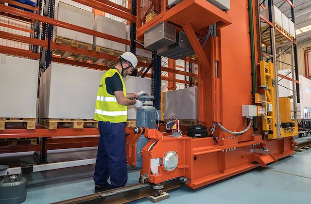 Interlake Mecalux’s maintenance services optimize warehouse availability and throughput Interlake Mecalux’s maintenance services optimize warehouse availability and throughput