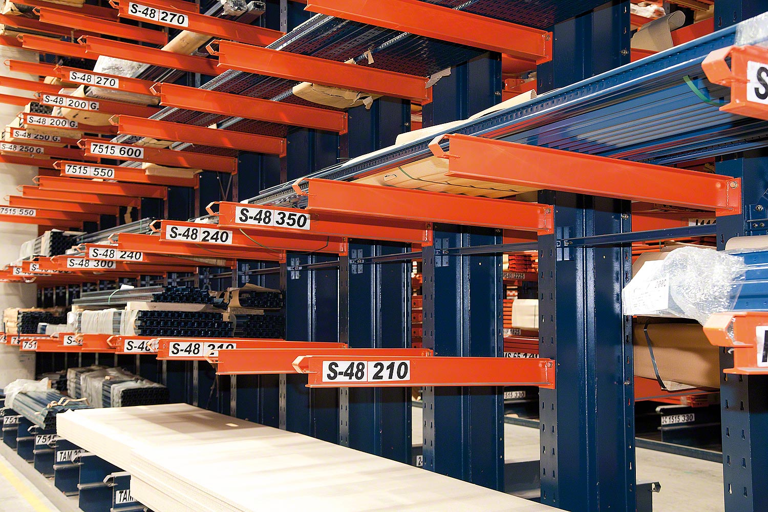 Cantilever Racks | Cantilever Racking - Interlake Mecalux