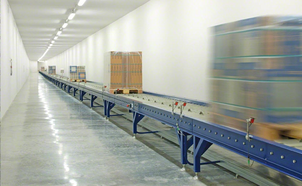 An underground tunnel with 0.6 miles of conveyors connects the production plant to the silo