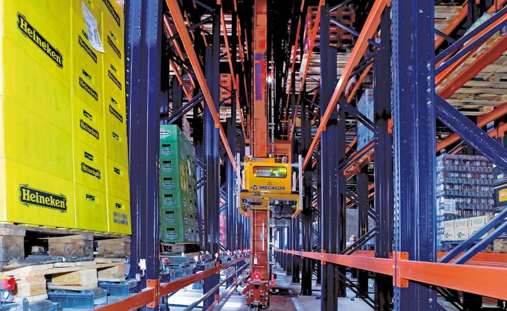 Vista de uno de los transelevadores para pallets de la bodega automática de Amagosa