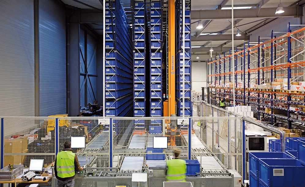 The main conveyor circuit offers an extensive capacity for moving boxes and has two ‘U’ shaped picking stations