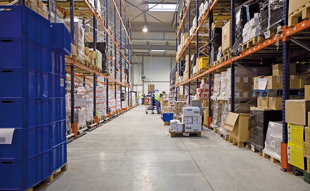 The warehouse with traditional systems is composed of: pallet racking, manual picking racks and cantilever racking
