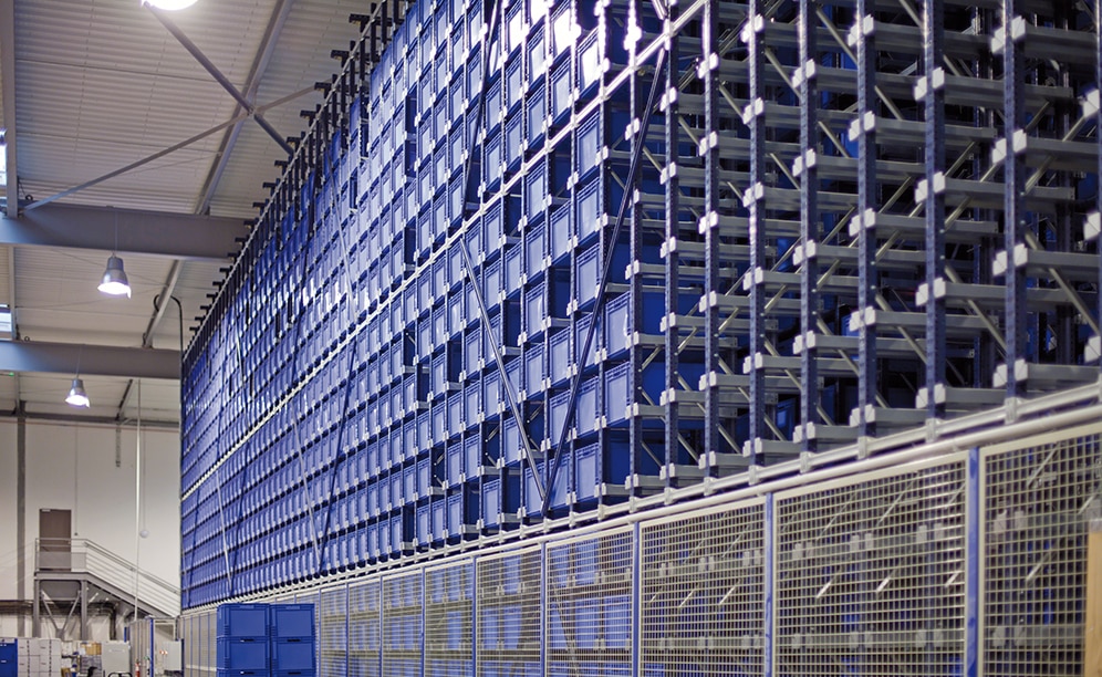 The miniload warehouse is set up to house 5,320 euroboxes of 24ʺ x 16ʺ x 4.7ʺ/13ʺ