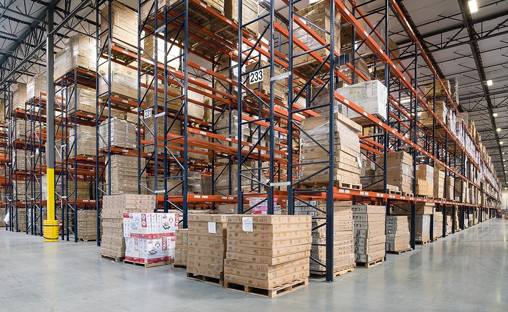 Throughout the warehouse there are blocks with 47 aisles of pallet racking with a capacity of 30,606 pallets