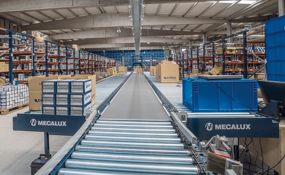 Running through the center of this area is a circuit of conveyors moving at a speed of 45 m/min and where six, large capacity roller tables are arranged
