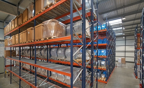 Pallet racking and racks on mobile bases store raw materials and finished products for a leading plastic packing manufacturer Pallet racking and racks on mobile bases store raw materials and finished products for a leading plastic packing manufacturer