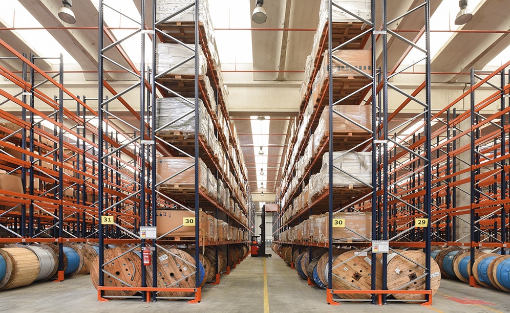 The aisles have been sized for easy manoeuvring by reach trucks