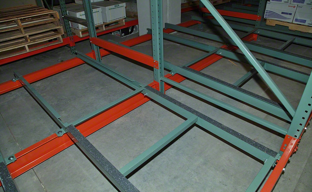 The Push-Back system consists of carts and rails set within a supporting structure of frames and beams