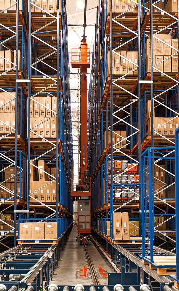 A stacker crane, placed in each of the aisles, is responsible for moving the pallets between P&D stations and the locations