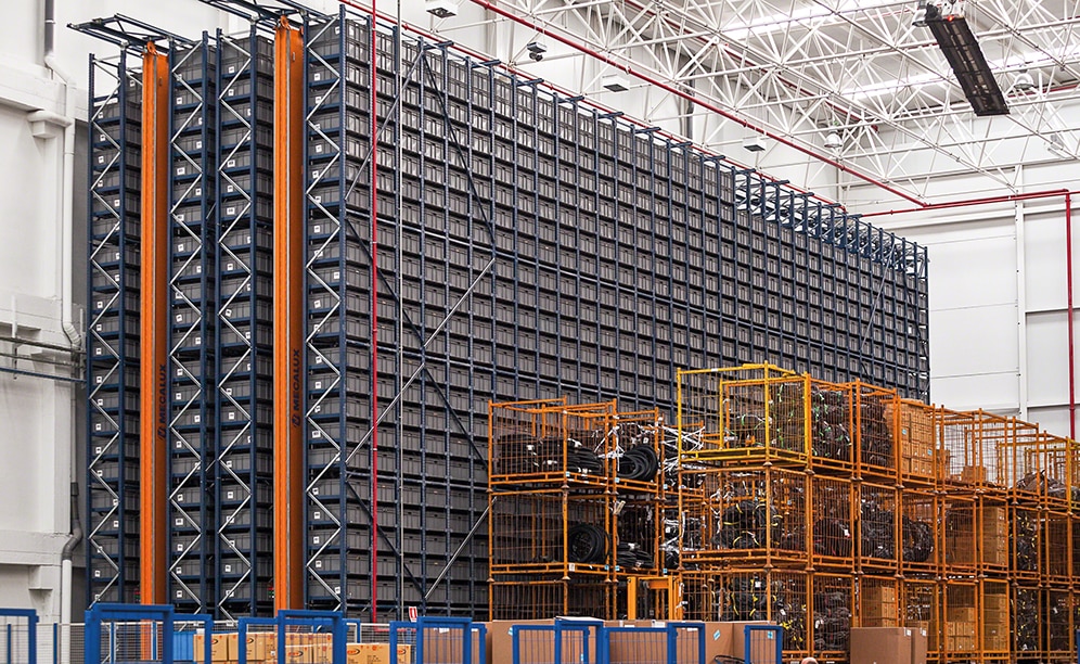 The miniload warehouse 40’ high, 27 level storage system is composed of two aisles with single-deep racking placed on both sides, achieving a total capacity of 3,672 boxes