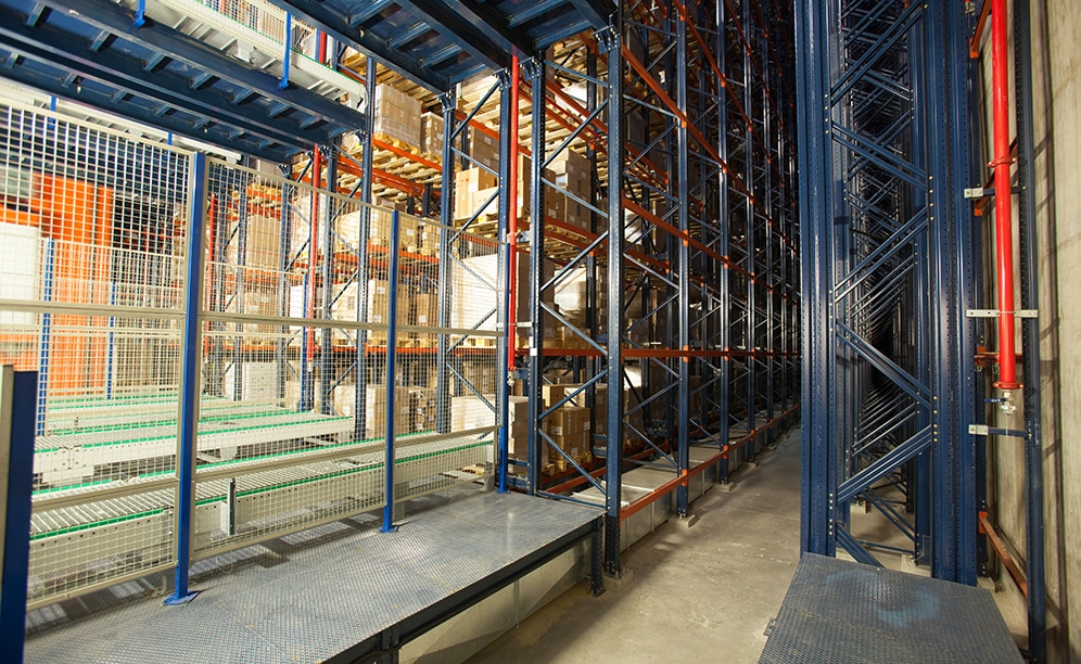It consists of five aisles with single-depth racks on both sides with a deposit capacity of more than 10,000 pallets