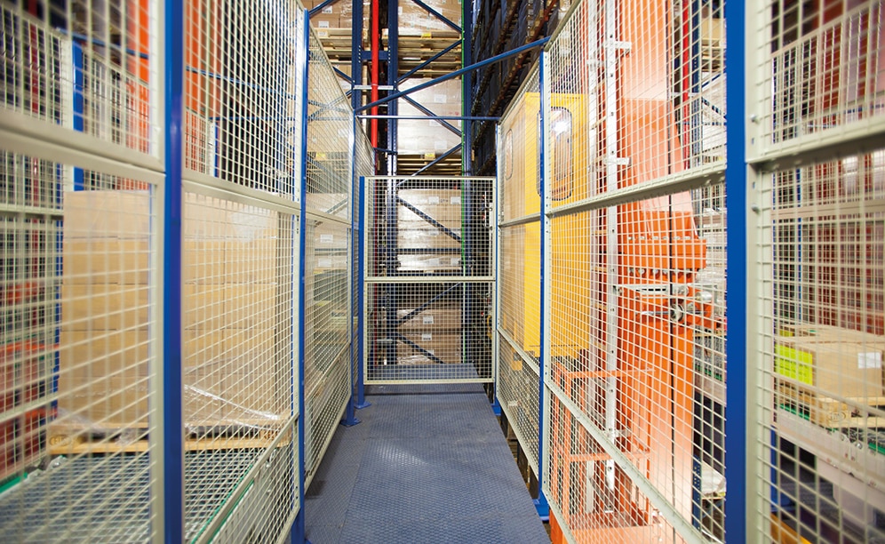 The warehouse has safety and control devices to ensure optimum performance of the entire system