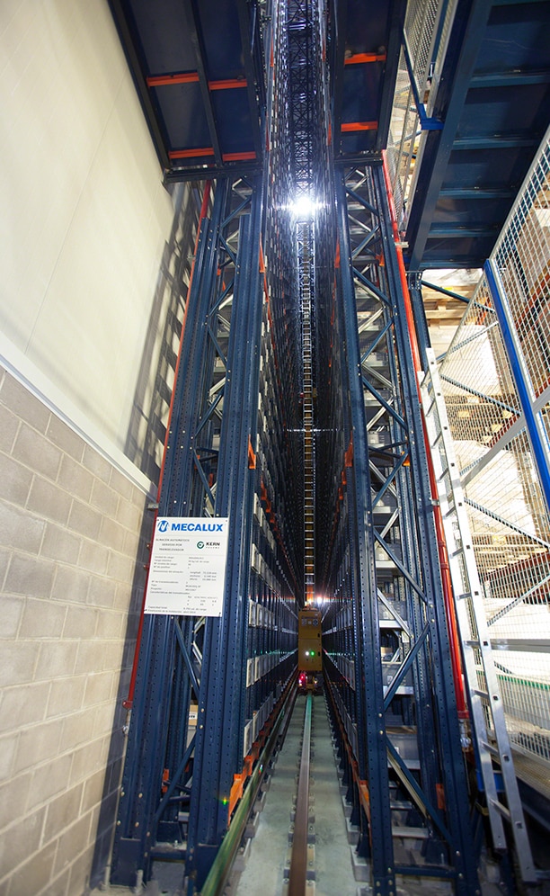 The miniload installation has a twin-mast stacker crane that operates at a speed of 722 ft/min and 197 ft/min when raised