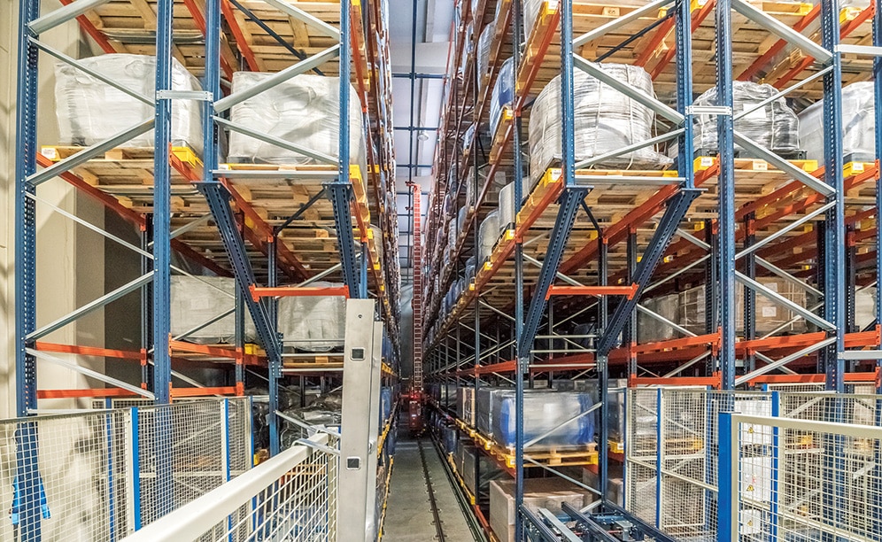 Interlake Mecalux has built an automated warehouse for the chemical company Trumpler, consisting of two double aisles with double-depth racks on both sides