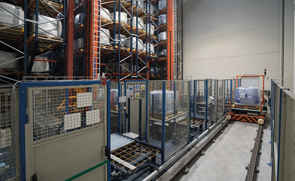 Once inside the warehouse, a transfer car moves the pallets to the storage aisle assigned by the Easy WMS management system by Interlake Mecalux