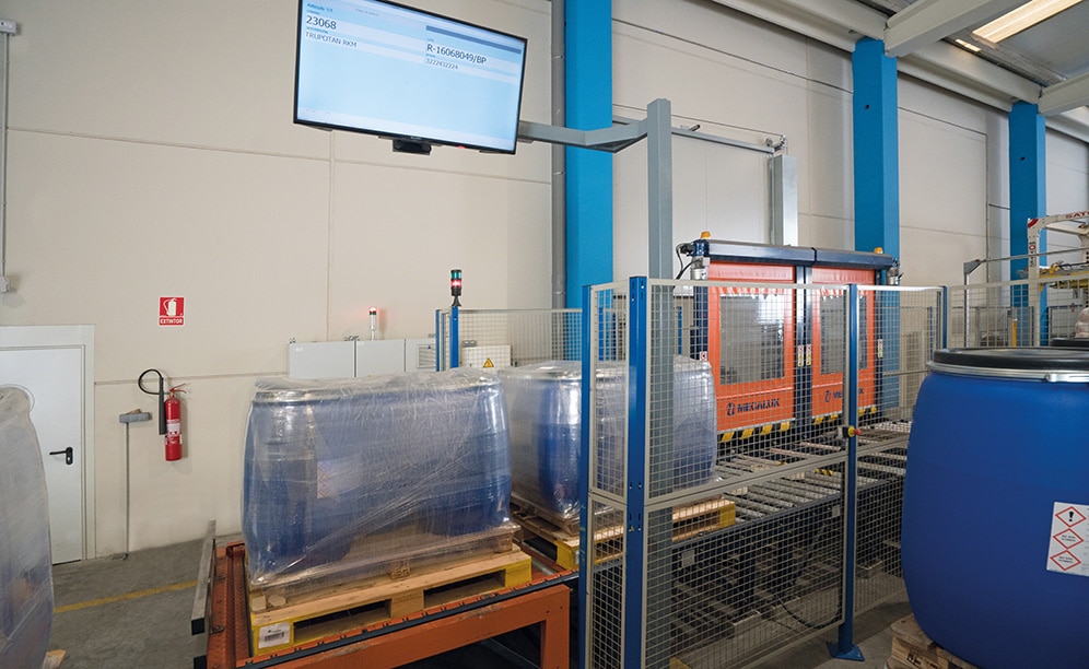 The pallet transfer car collects the pallets directly from the conveyor at the end of each aisle and moves them to the exit