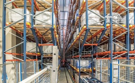 Chemical manufacturer Trumpler builds an automated warehouse with stacker cranes and conveyors next to its factory in Barcelona