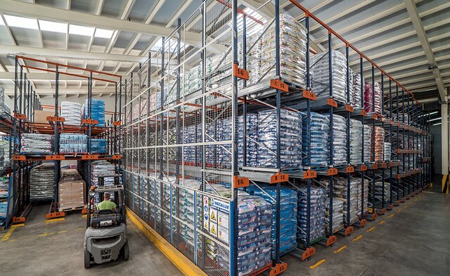 the new Alinatur warehouse stores 1,500 pallets, in an area of only 6,189 ft2, spread over 62 channels that are 43’, 69’ and 75’ long