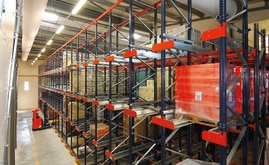 超過3000個31.5“x 47”的托盤被分為三個區域，放置在Domaines Paul Mas倉庫中
